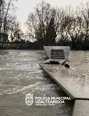 PoliciaPamplona's tweet image. 🌧️ Buenos días #Pamplona
 ☔️ Egun on #Iruña 
🚷  El puente peatonal entre el camino de Caparroso y Playa de Caparroso (pasarelas del Club Natación) se encuentra cerrado al tránsito peatonal por prevención