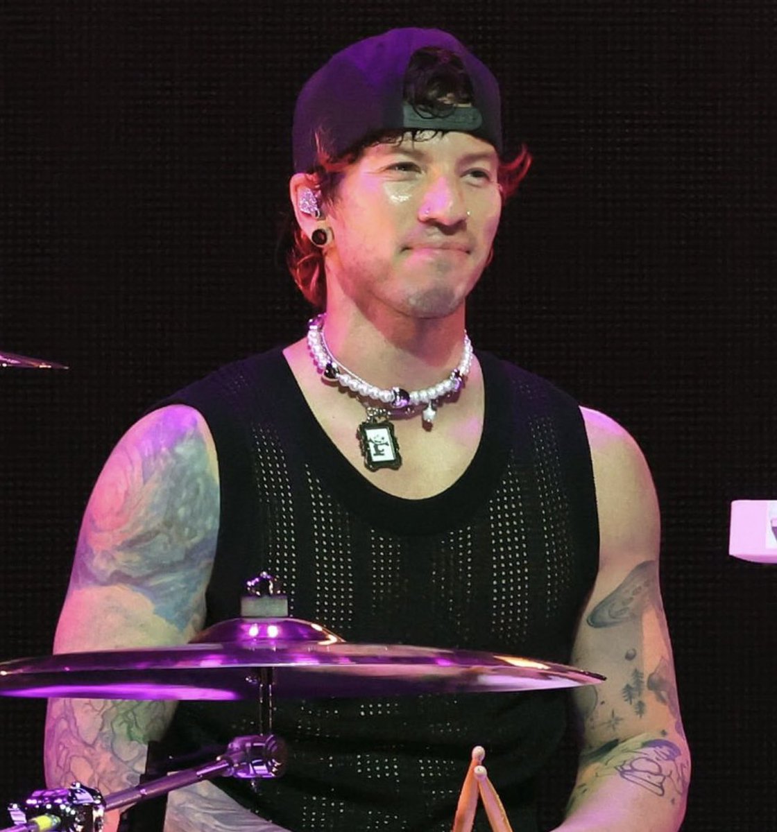 fpeblurry's tweet image. he’s got a picture of the cartoon felix attached to his necklace for his daughter this is the cutest thing ever