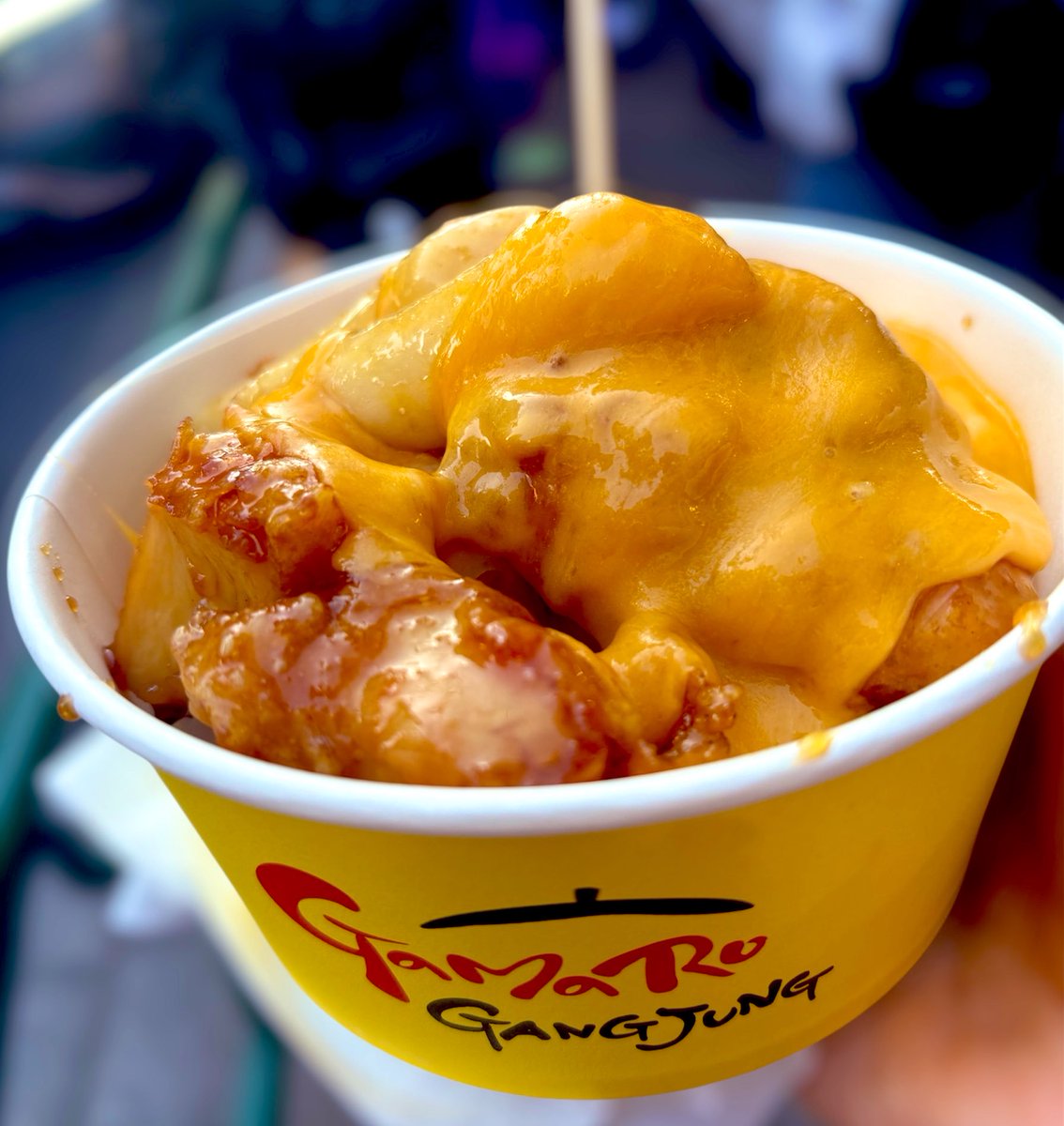 なかなか来ない新大久保まで来たので韓国グルメいっぱい食べるぞ！昼も食べてないしデカいの食べるぞ！
と調子乗ったら結構キツかった🙃アホすぎ
でもおいしかったです🧀💕

あともちっとしたりんご味のやつもおいしかった🍎
（名前が覚えられない）