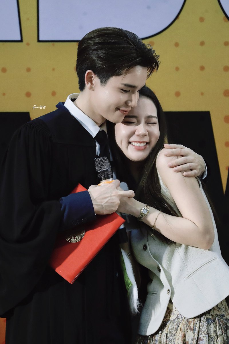 20260118

🥹🥹🧑‍🧑‍🧒💖

#JimmyGraduationDay
#jimmyyjp <a href="/jimmyyjp_/">Thapfah Kittipokin, M.D. Deputy Hospital Director</a>