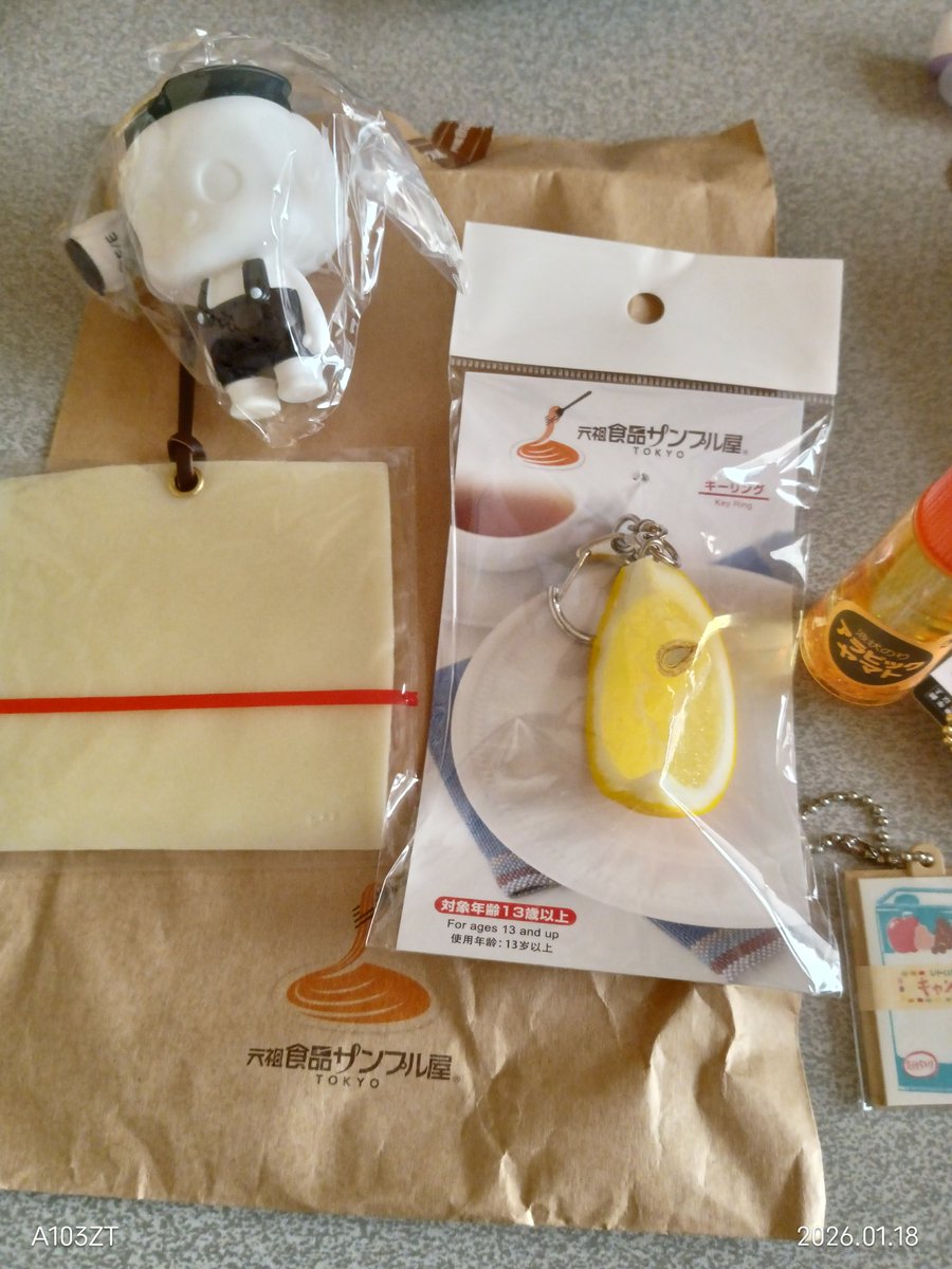 pQzvvshV0u5bRgj's tweet image. イモ天でやってる食品サンプル展に行ってきました😊どれも美味しそうなサンプルばっかりでエビ好きな私は大きなエビがあったら食べたいなぁと🤤スライスチーズのしおりとレモンのキーホルダーを購入しました。