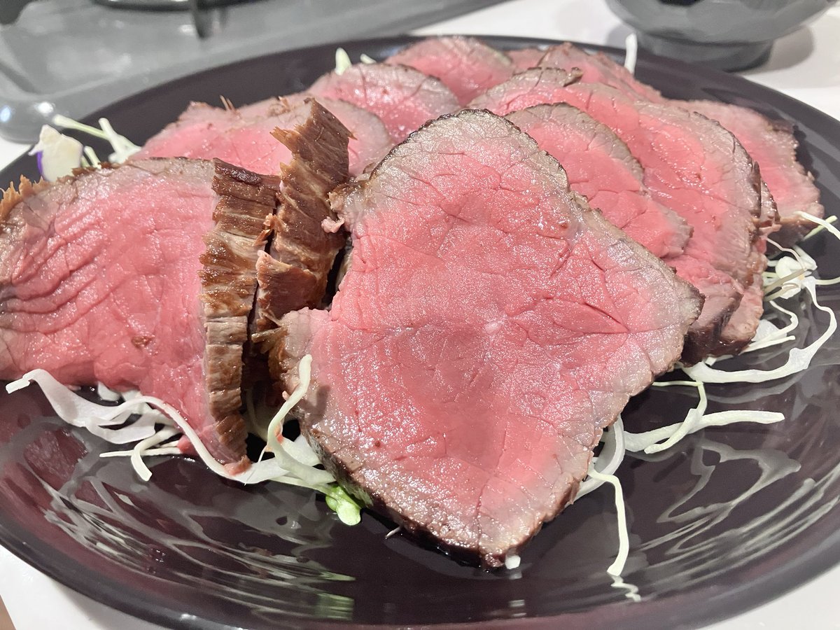 marusakuruen's tweet photo. ロースビーフ簡単なんだね
作った方がうまいわ https://t.co/zcyUjJA6jC
