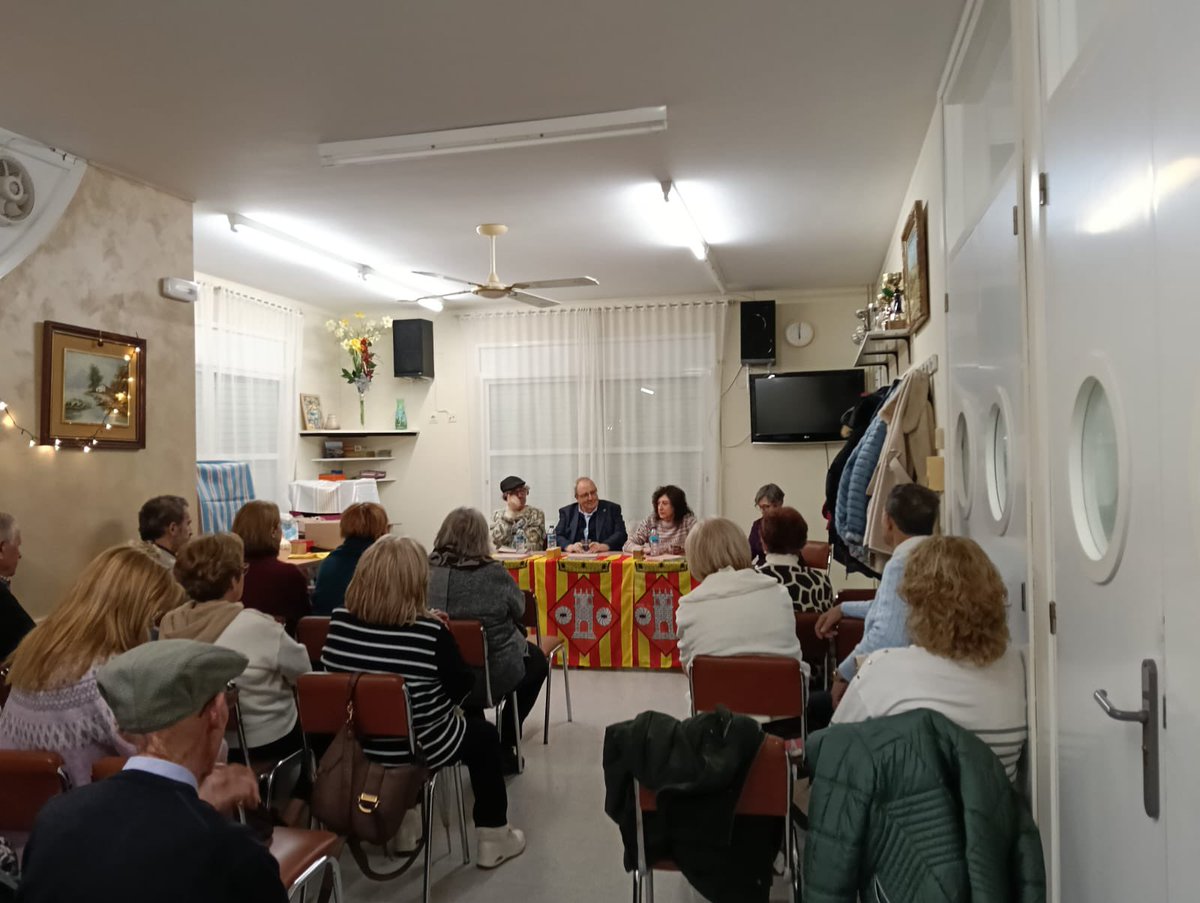 Antoni_Gelonch's tweet image. Moltissimes gràcies als veïns d Bellaguarda q, desafiant pluja i fred, ompliren ahir la sala dl Casal d’Avis Sant Marc x escoltar la presentació d la revista HORITZONS, @Horitzons2050 
Gràcies @mas_montagut x la iniciativa i pl suport constant!
Augmentar l’autoestima x fer país!