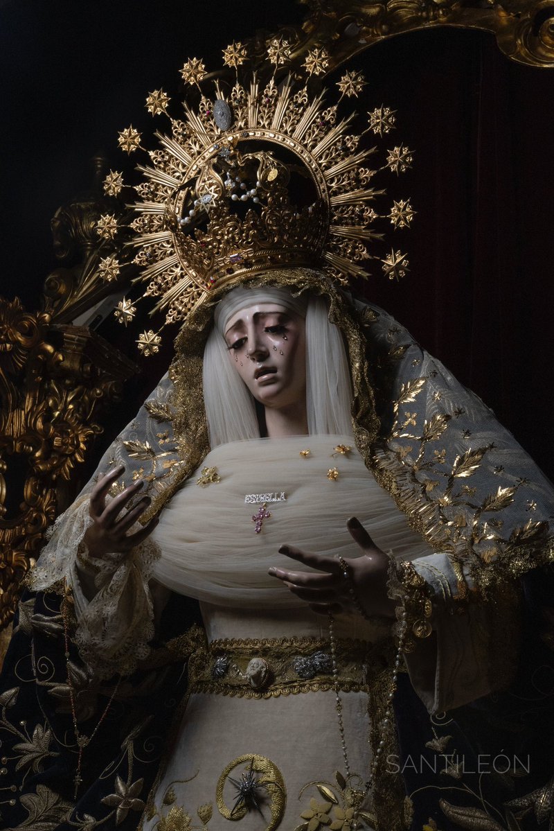 Dios te salve, María,
Rosa temprana.
Llena eres de gracia,
gracia de Dios.
Bendita Tú eres
porque alimentas
mi fe cristiana
y bendito tu Hijo
que por salvarnos
fue redención.

#estrella #estrelladetriana #hijosdelaestrella

📷: <a href="/iacobum/">@santileon.foto</a>
