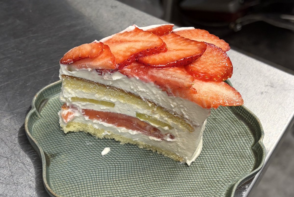 日曜は店主と2人　オープン前から並びがありずっと忙しく　何組も遅くなるとお断りして　ようやく終わりました
夜も2人で頑張ります
無添加ウニがまた入荷　とても良いウニが入りました！トマトあまおうケーキもまだあります！