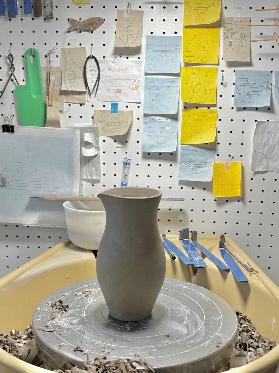 陶芸教室でロクロ成形レクチャーでつくったピッチャー。 を削りました。