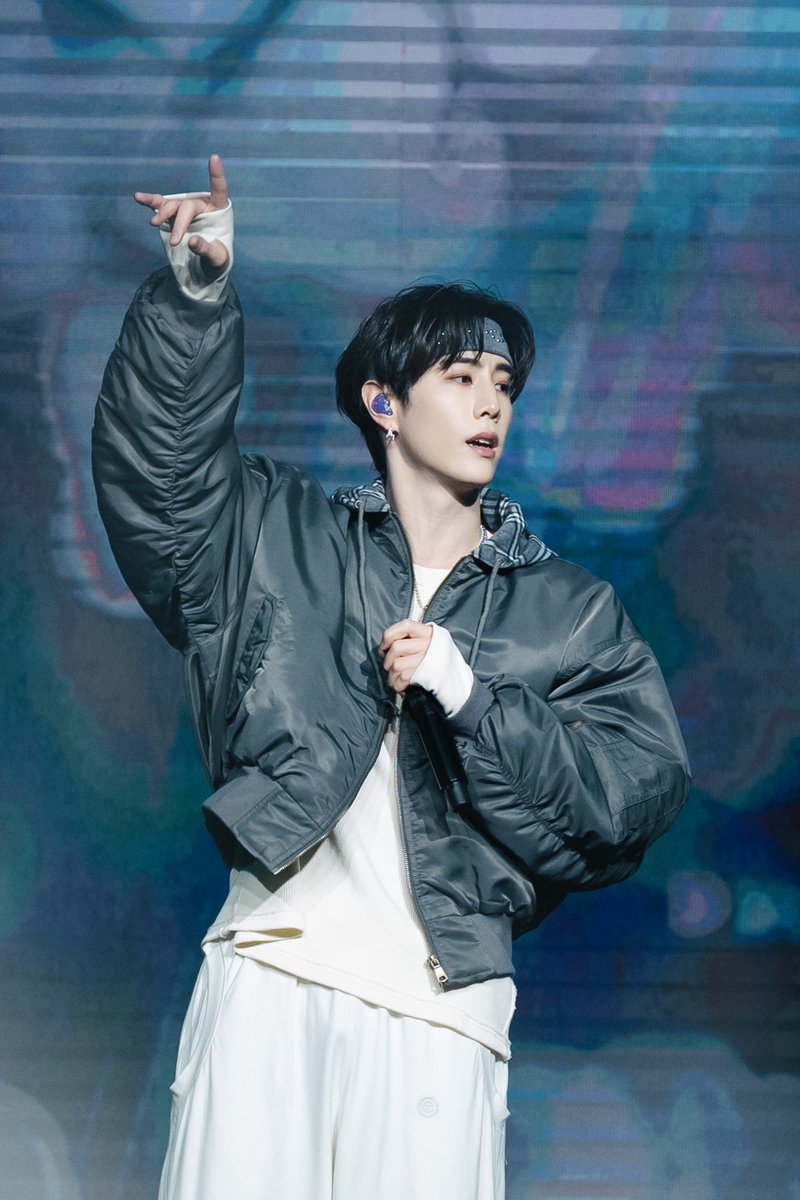 DNAmngmnt's tweet image. Silhouette: The Shape of You 
FANCON 2025-2026 
SHANGHAI 上海

Shanghai, we felt all your energy on stage last night! It was unforgettable being able to celebrate GOT7’s 12th anniversary together. Thank you for being with Mark every step of the way 💚 Can’t wait to see you all in…