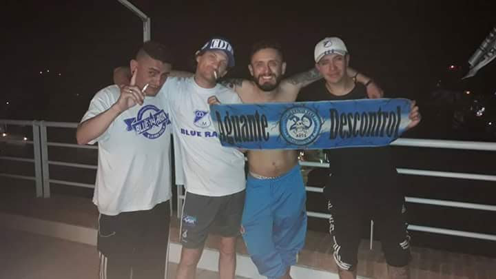 Hermanos que me regalo la vida... 
Por que Hermanos no son los de sangre.... Hermanos son los q se desangran a tu lado en los peores momentos.