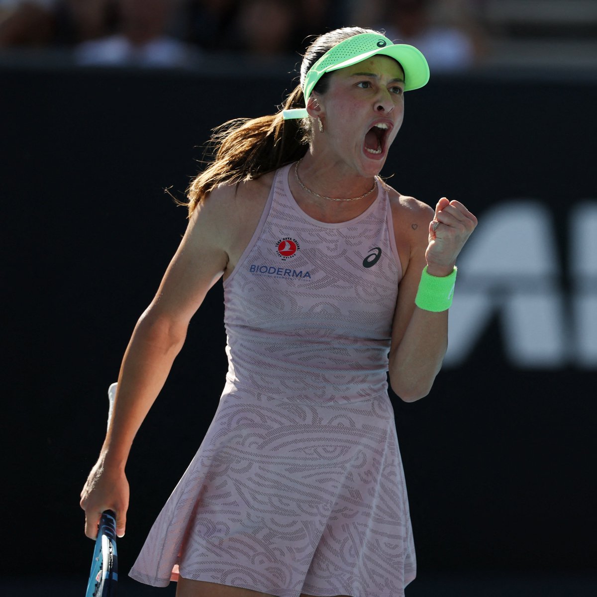 Zeynep Sönmez, Avustralya Açık tek kadınlarda ikinci tura çıkan ilk Türk tenisçi oldu.🇹🇷