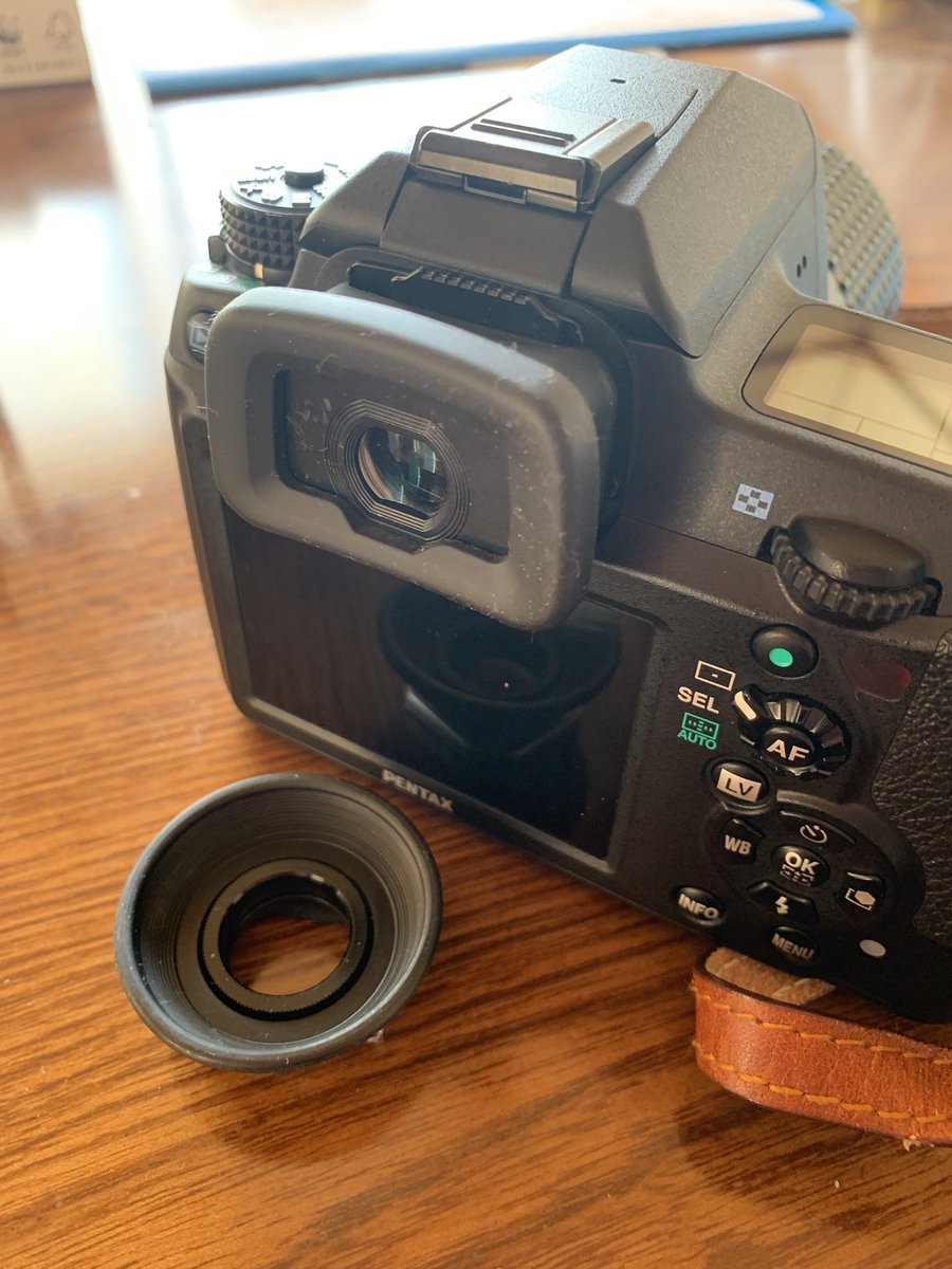 m32camera's tweet image. ペンタックスのアイカップは付属品だとデザインが嫌いなので必ず交換しています
丸型と拡大型（O-ME53）がありますが拡大型装着するとやっぱりコレだなとつい思ってしまう