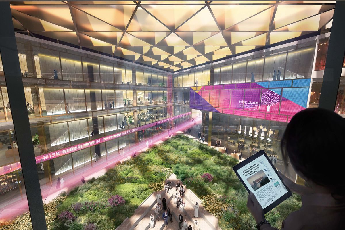 باشر منسوبو مؤسسة #مسك اليوم العمل من المقر الجديد في مدينة الأمير محمد بن سلمان غير الربحية في الرياض، حيث يتميز المقر بإطلالة على وادي حنيفه وتوافر الحدائق الداخلية والخارجية، وتوظيف التقنية، من تصميم المكتب المعماري الأسترالي Conrad Gargett