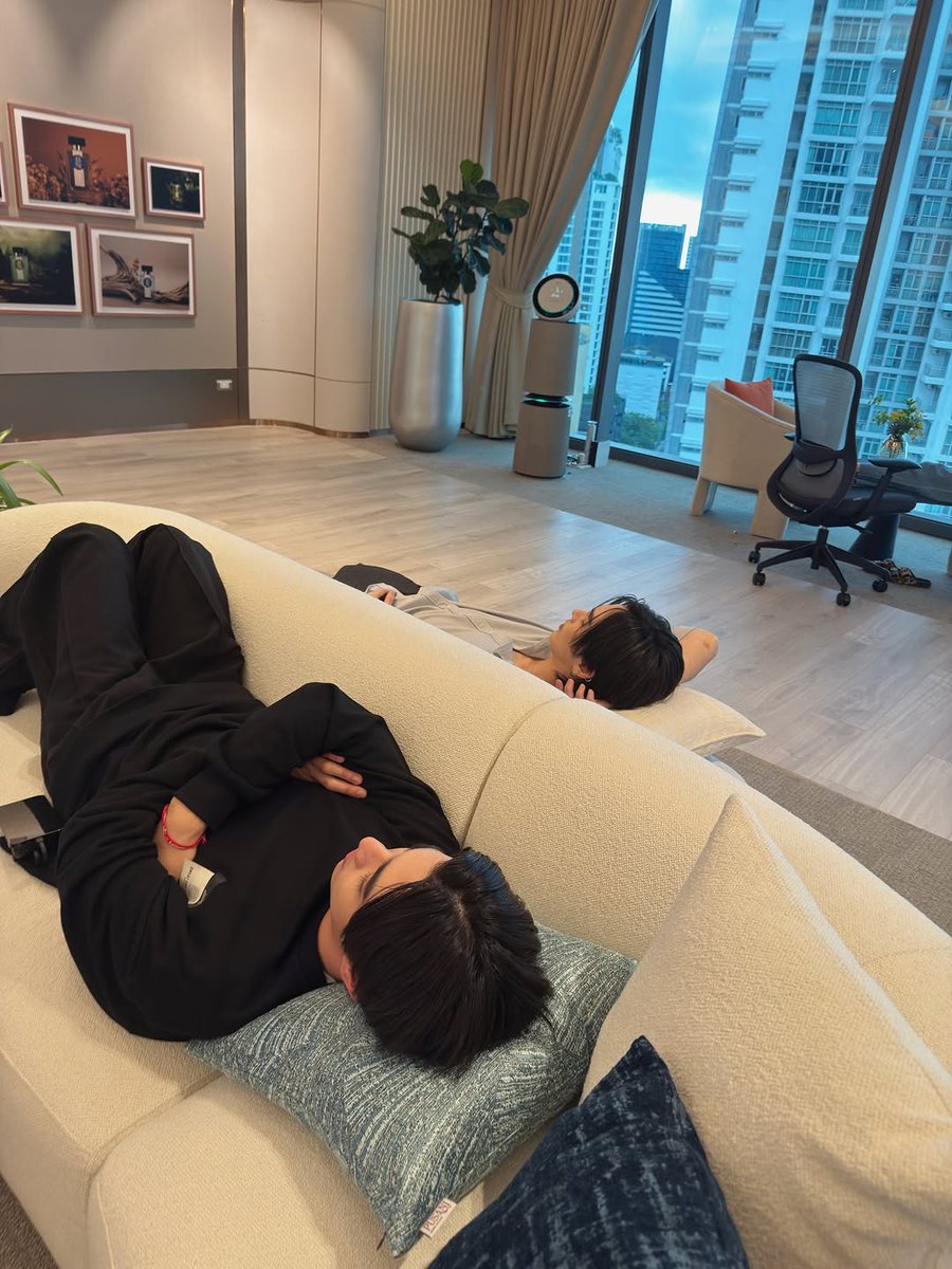 ppe2003perth's tweet image. เป็นเอ็นดูเพิร์ธแซนต้าหลับบ😴 ในเวลาพักกอง

IG est_rvp

#MeAndTheeSeriesFinalEP  #MeAndTheeSeries
#เพิร์ธแซนต้า #PerthSanta 
#Santapp #PerthTanapon