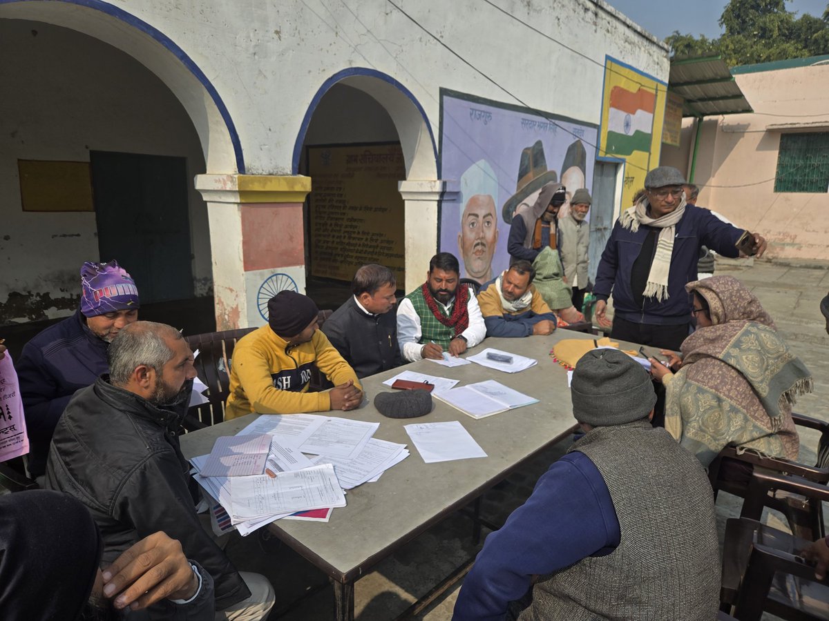 आज विधानसभा क्षेत्र हापुड़ के बाबूगढ़ मंडल में शक्ति केंद्र छपकौली में बूथ संख्या 325,326,327 पर बूथ अध्यक्षों एवं बी.एल.ओ. के साथ वोटर लिस्टों का निरीक्षण कर छुटी वोट बनवाने एवं गलत वोट कटवाने के कार्य को गति देने के लिए उत्साहित किया।
BJP Uttar Pradesh
MYogiAdityanath
