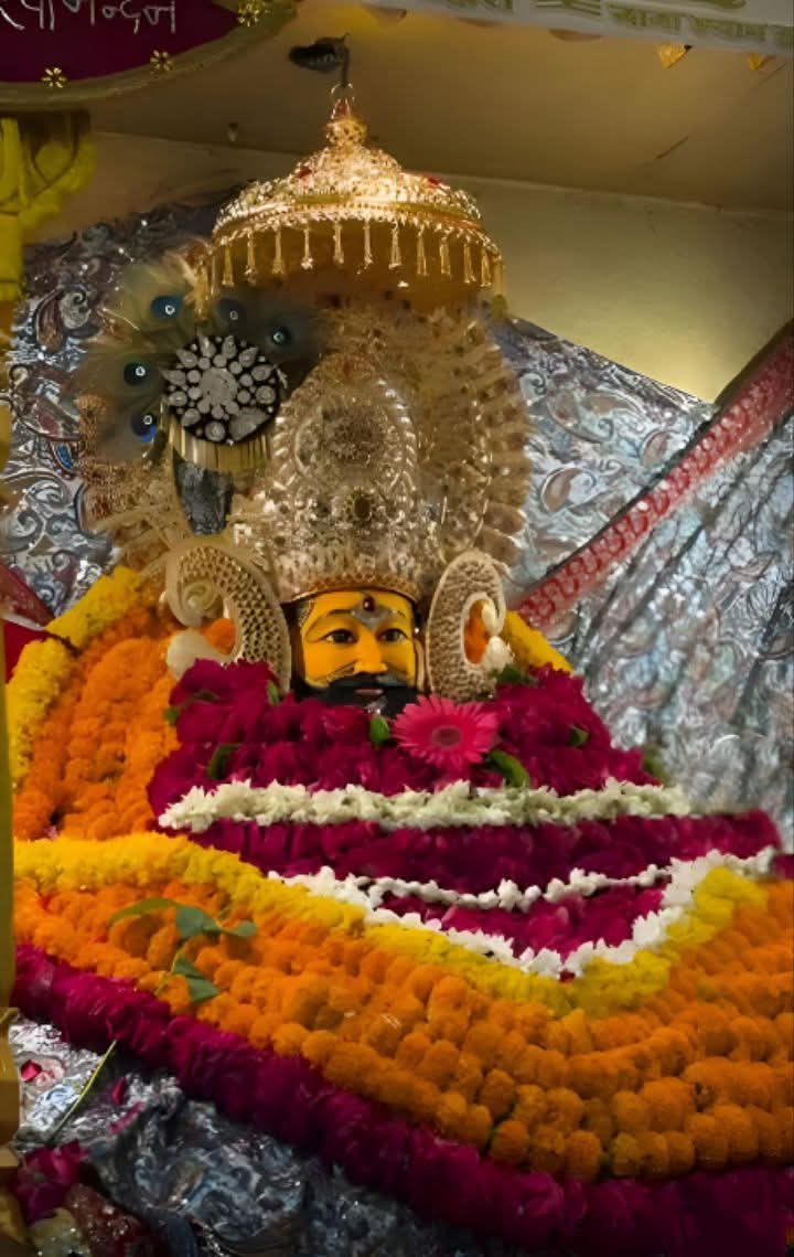 #यह साँवरे का दरबार है, #यहाँ मनमानी नही होती। #यह बात भी पक्की है कि यहाँ, #कोई परेशानी नहीं होती।। #कुछ तो बात होगी, #मेरे साँवरे सरकार में #वरना यूँही दुनिया इनकी, #दीवानी नही होती। ।। 
।‌।जय श्री श्याम।।🕉️💖🙏