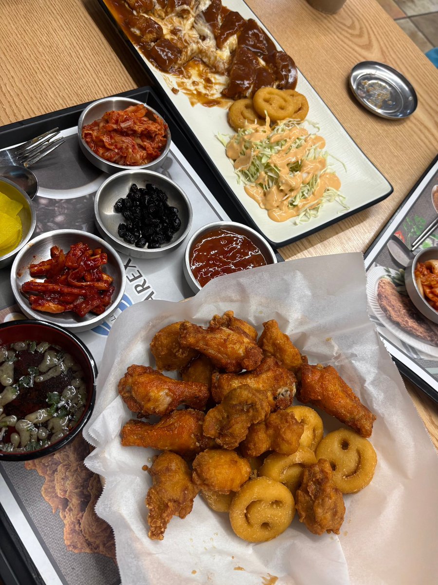 mysummtr's tweet image. 태래 어제 라이트 헤비한 벌집삼겹 김치찌개로 마지막 끼니 먹는다면서 사우나 가서 뚱래하고옴