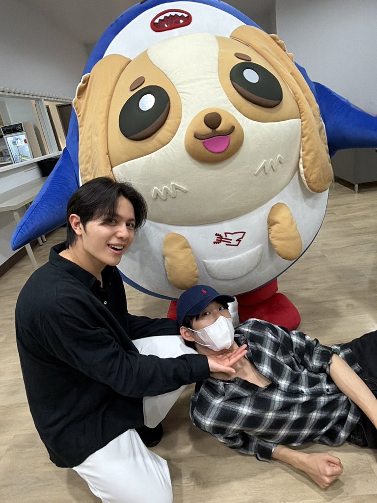 loving_fictions's tweet image. WilliamEst are being so so clingy today 😭😭🤏

#MeAndTheeSeriesFinalEP #WilliamEst