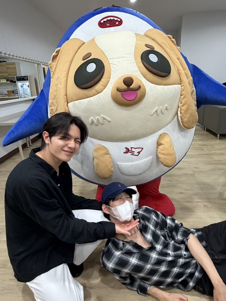 loving_fictions's tweet image. WilliamEst are being so so clingy today 😭😭🤏

#MeAndTheeSeriesFinalEP #WilliamEst