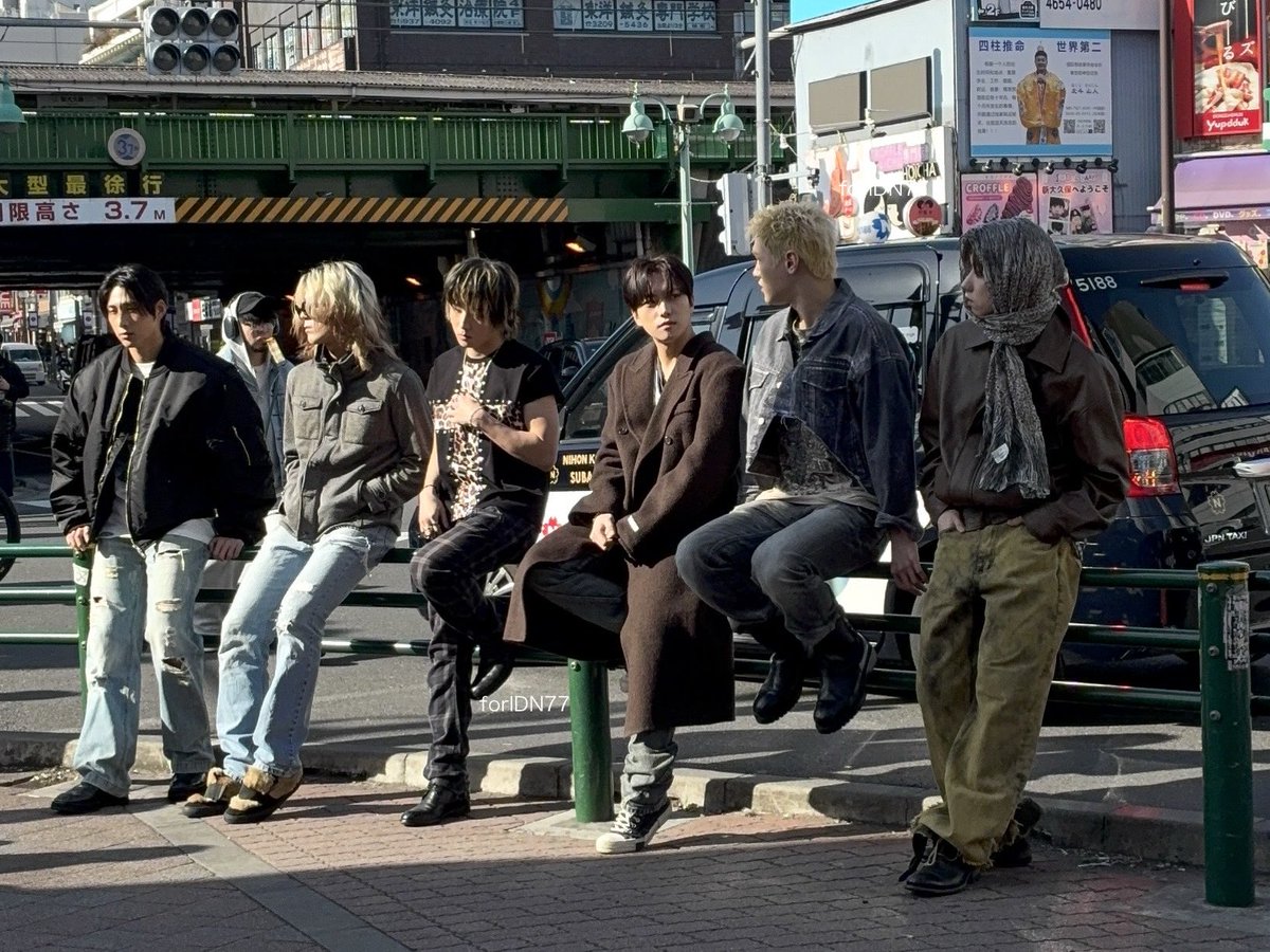 forIDN77's tweet image. 260118
新大久保に溶け込めないジャスビさんたち
#JUSTB #저스트비