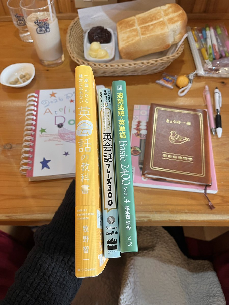 ______rame's tweet image. カフェで勉強したり、お家の模様替えしたりするお休み📔💫
