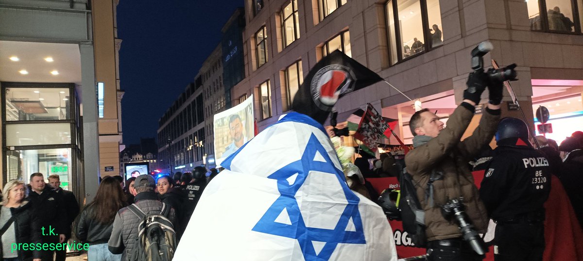 t47da's tweet photo. Karoline preisler die mutigste Frau Deutschlands war gestern in Leipzig connewitz und ist am Rande der Pro Palästina Israel Hasser Demonstration gelaufen und hat Haltung gezeigt von Leipzig connewitz zum augustusplatz dort gab es denn die abschlusskundgebung
#L181 #b181 https://t.co/iog8g5ULCD