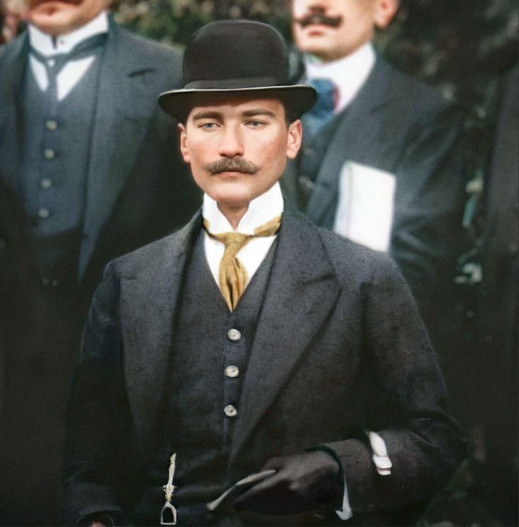 Selam olsun karanlıkta yol açan
kulluğu yurttaşlığa dönüştüren
“fikri hür, vicdanı hür, irfanı hür” nesilleri hedefleyen o asil devrimciye.

Günaydın dostlar 👋