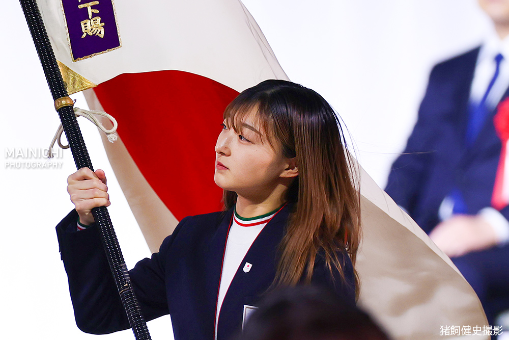 ミラノ五輪日本代表選手団の結団式が、千葉県船橋市で行われています。写真は、団旗を手にするフィギュアスケートの坂本花織選手です。

写真特集→mainichi.jp/graphs/2026011…
(<a href="/Kenji_Ikaiphoto/">猪飼健史</a> 撮影)