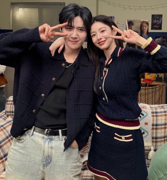 seonhocorndog's tweet image. Does it ever                   Just how fast the 
drive you crazy              night changes?

#CanThisLoveBeTranslated