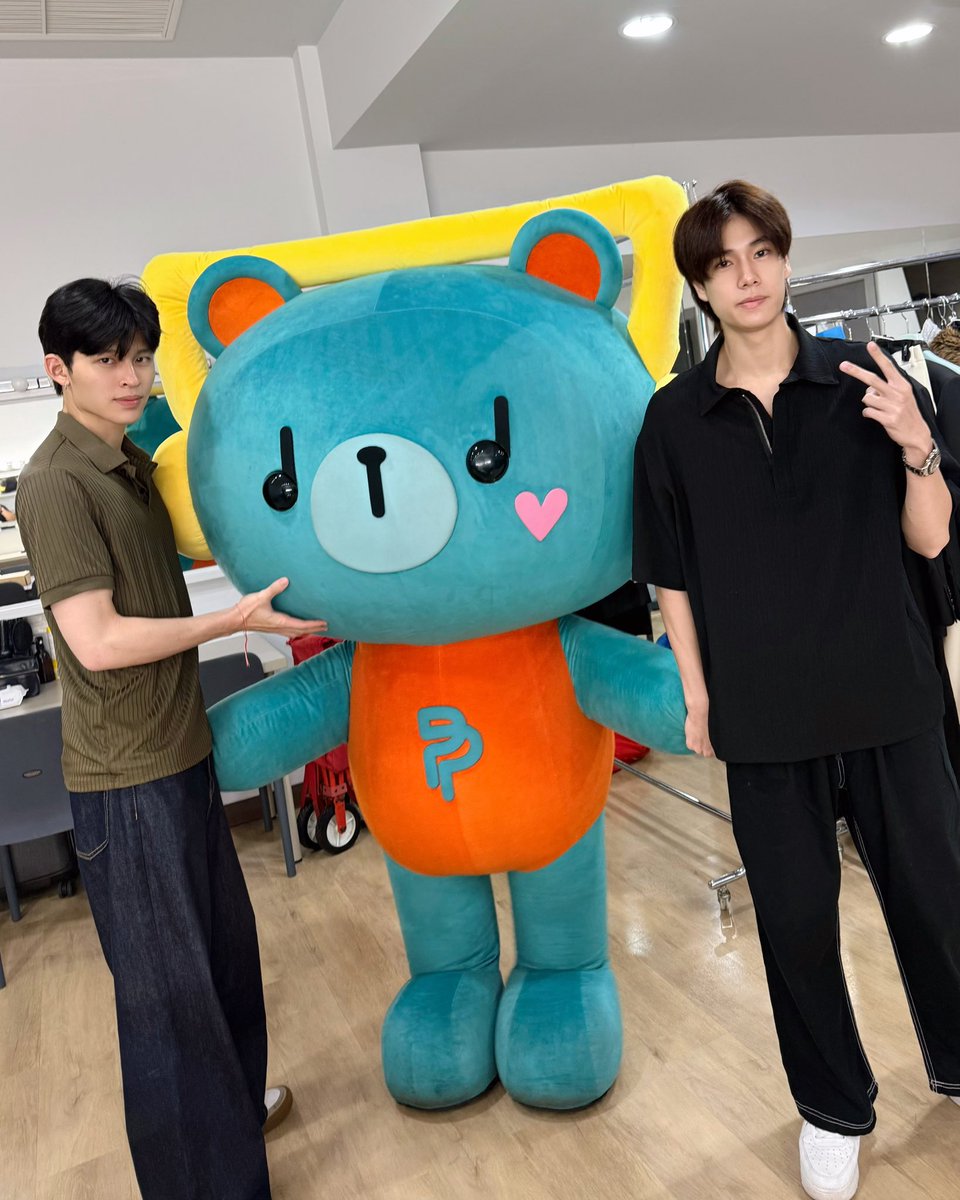 permpoon_GMMTV's tweet image. รู้นึยางว่าบอริฉัดนี้ใครใหญ่😎💸
#MeAndTheeSeriesAfterParty
#PERMPOON