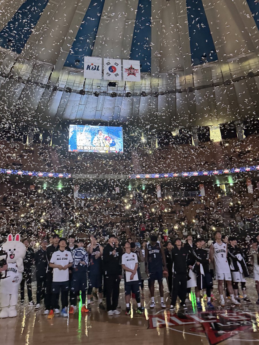 농구선수들이랑 컨페티 맞으려니 기분이 이상햇어요 ..