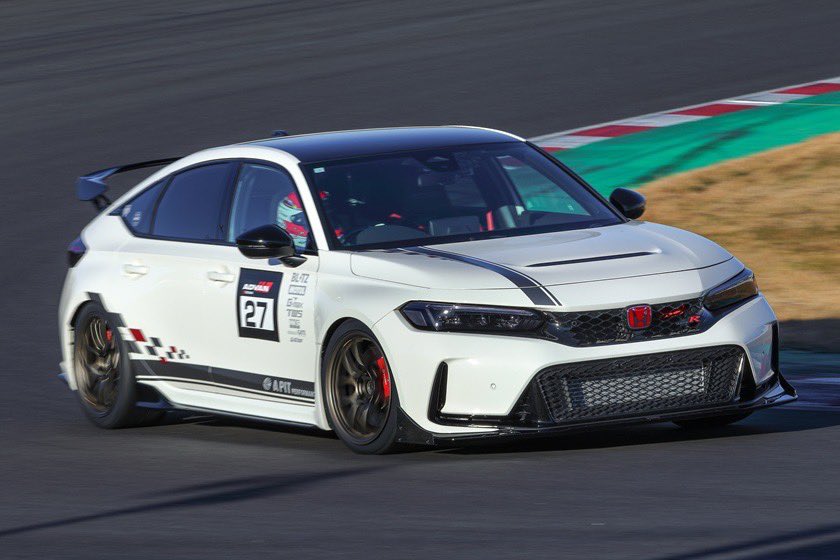 A PITオートバックス東雲』は、FL5とZN8、2台のHIPERMAX GATE SPEC装着