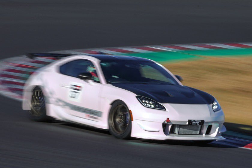 A PITオートバックス東雲』は、FL5とZN8、2台のHIPERMAX GATE SPEC装着