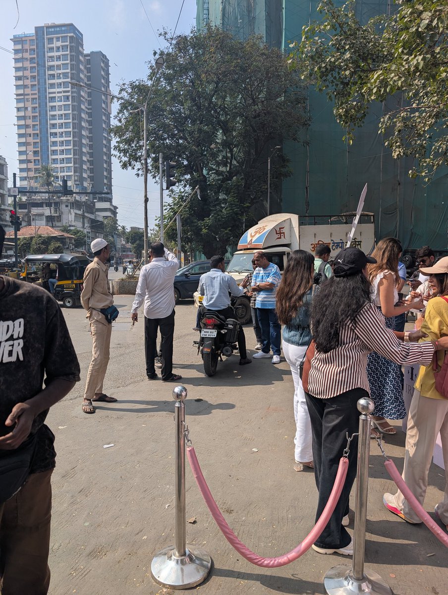 PiraiVarman1's tweet photo. @MumbaiPolice @MTPHereToHelp 
No helmet, wrong side,
Rules don't apply for cops?
Mh 02 FM 8214

Bandra signal, near globus mall https://t.co/f6Egw7uGvm