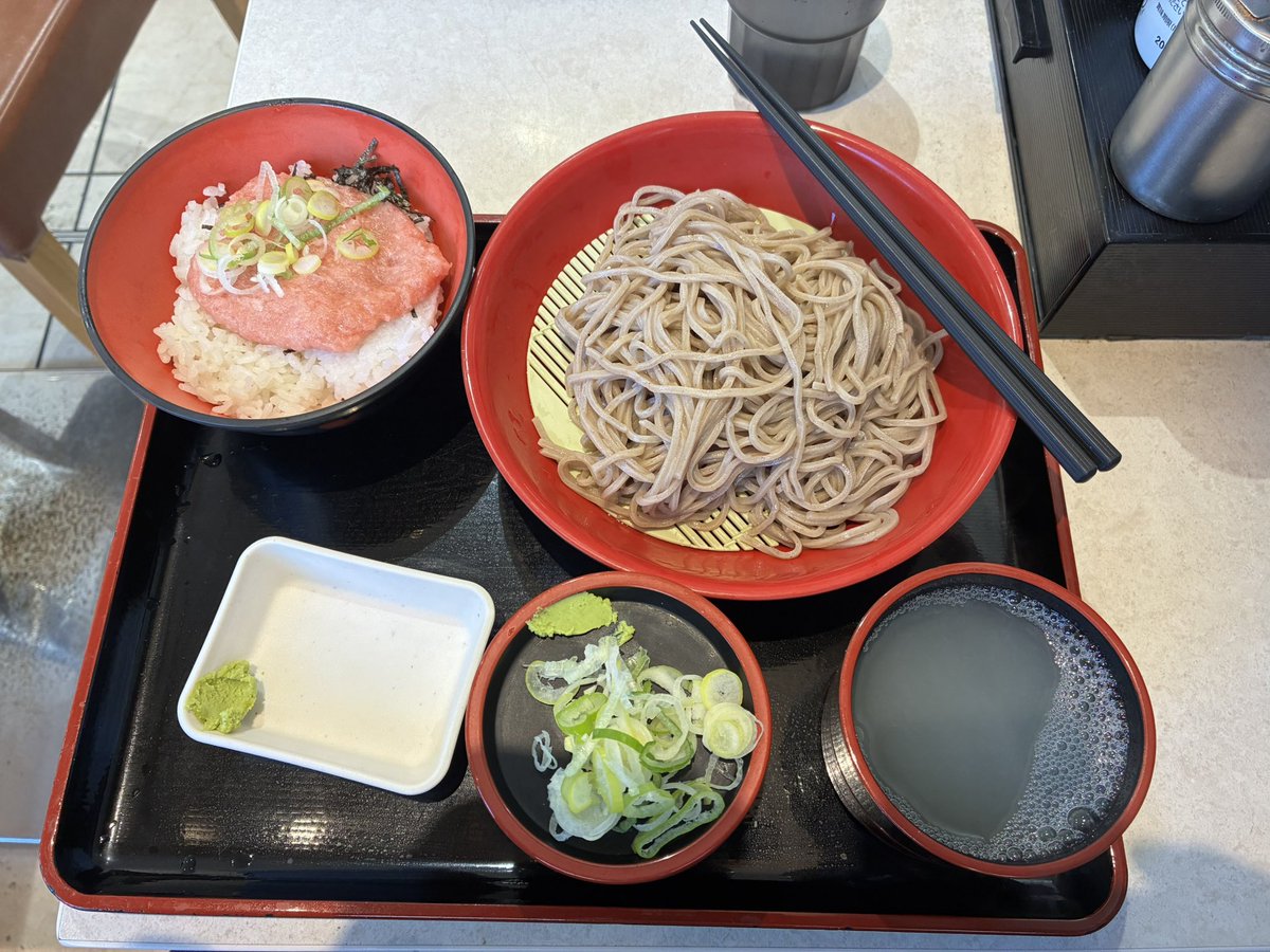 お昼ごはん🍚 #富士そば の #ミニネギトロ丼セット
