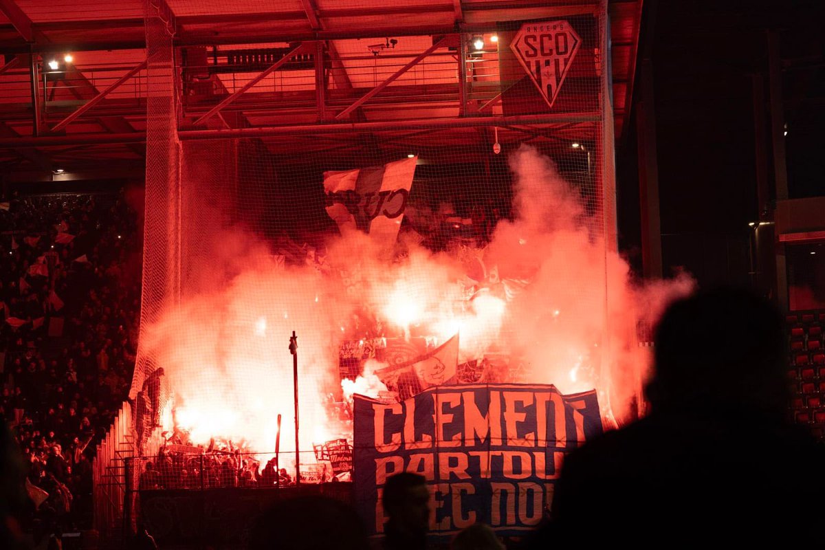 VGCU84's tweet image. #SCOOM Une prestation en tribune et sur le terrain à l’unisson! Clément partout avec nous, #ForzaOM 🔥🐉🔵⚪️