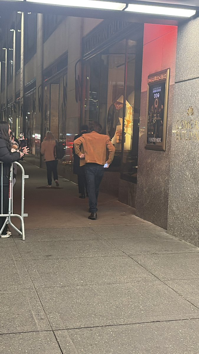 91byler's tweet image. saw the duffer brothers walking out of snl and told them to never write again what are yall up to?
