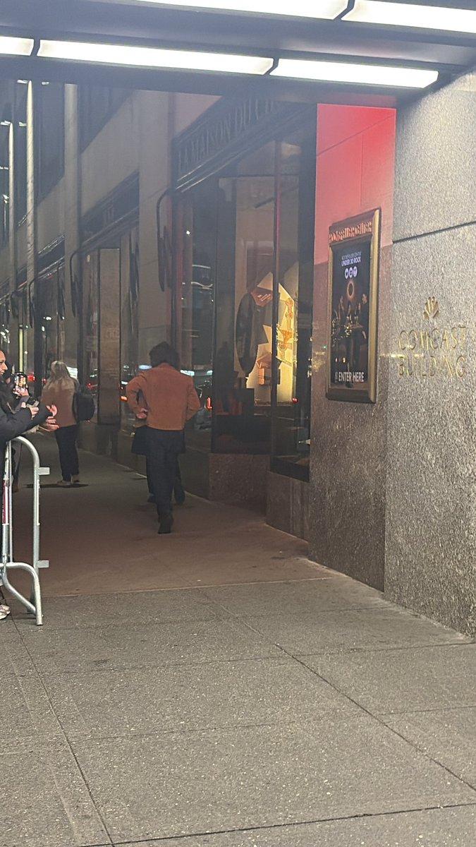 91byler's tweet image. saw the duffer brothers walking out of snl and told them to never write again what are yall up to?