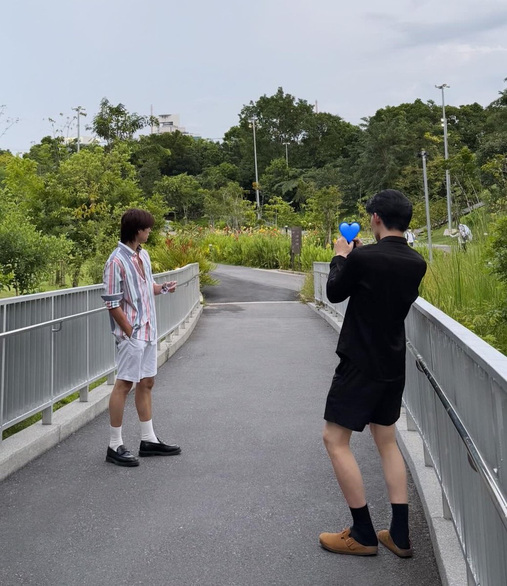 naragrapht's tweet image. take pictures of each other 😍🥰 i bet there are tons of photos of each other on their phones.

#MeAndTheSeriesFinalEP