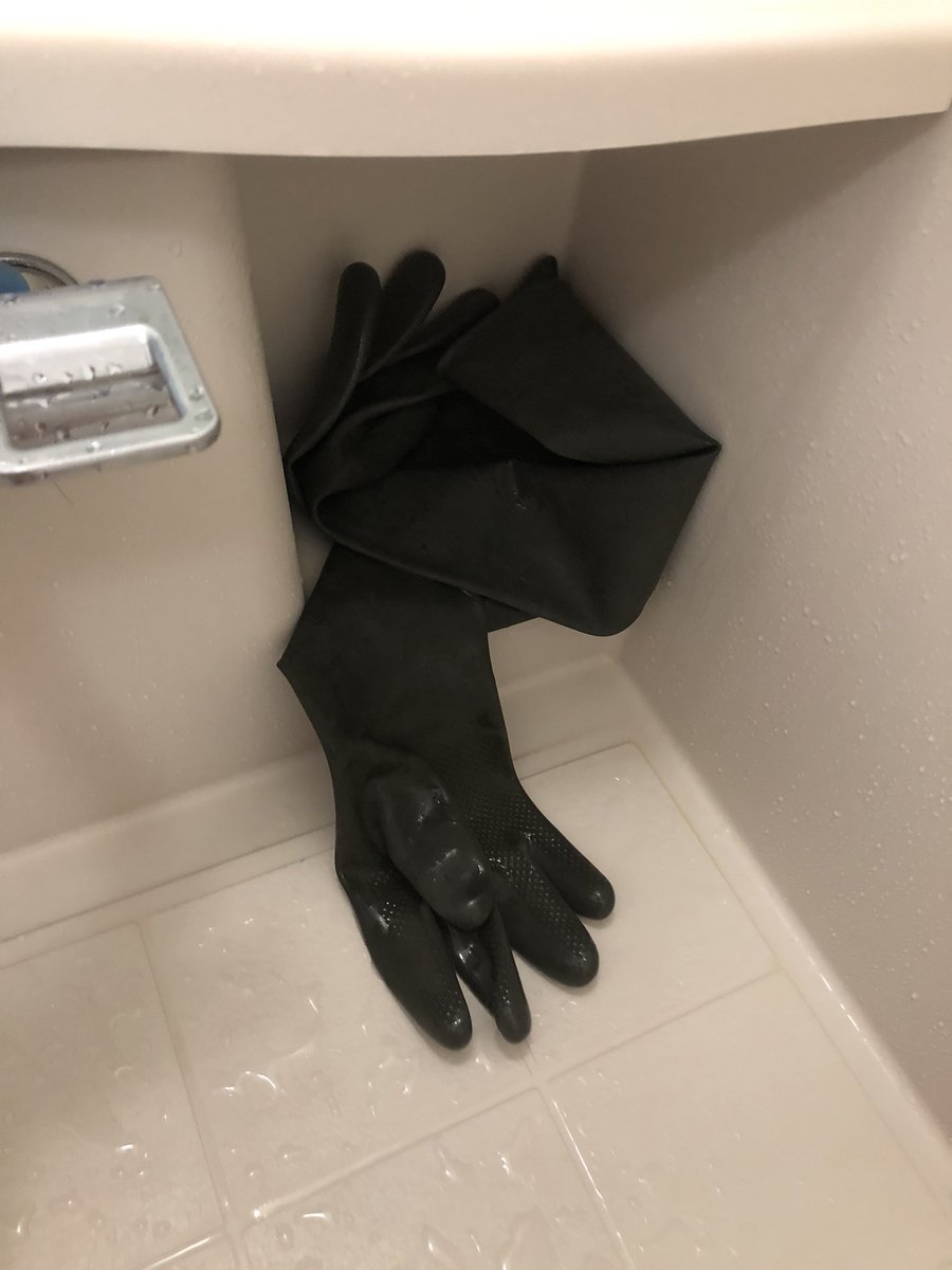gloves_psycho's tweet photo. お風呂掃除後🧤✨
長すぎてはみ出ちゃってる笑😀 https://t.co/8mUTuCGLU3