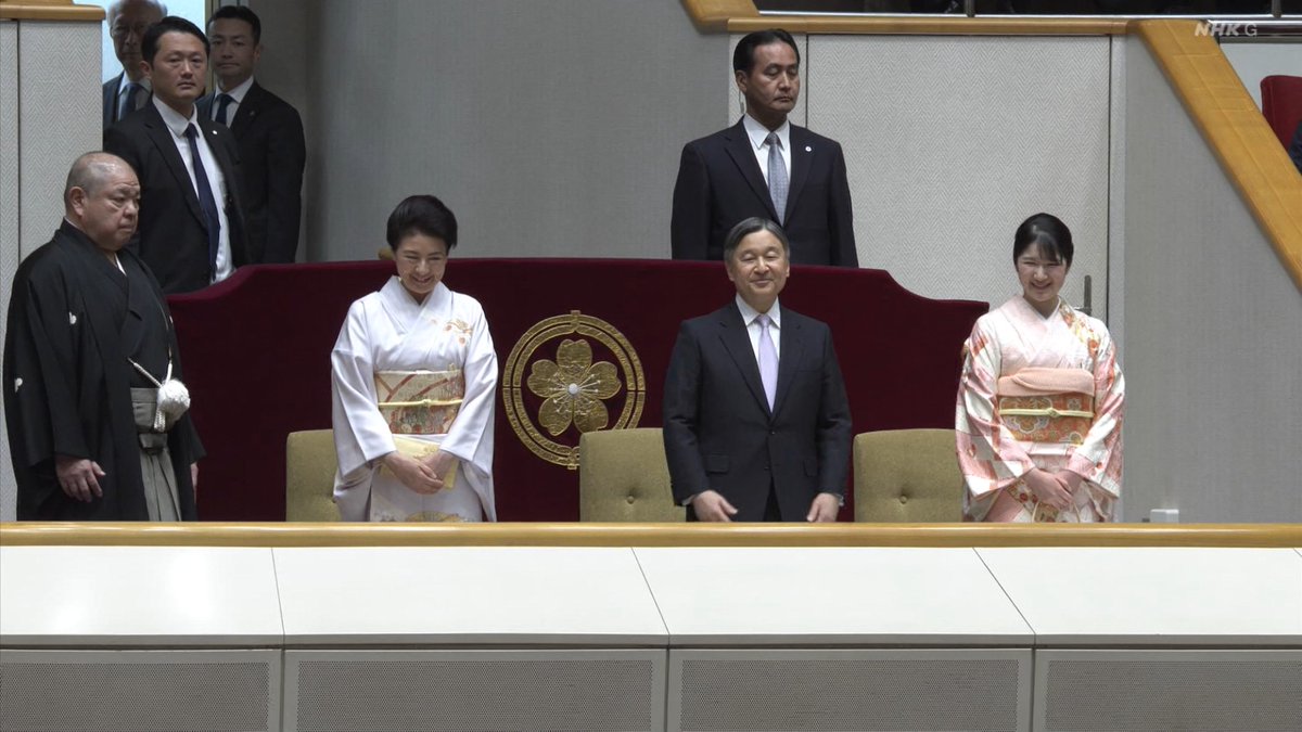 phyocc's tweet image. 家で お昼寝しておったところ，大相撲中継の「館内アナウンス」で叩き起こされました＿＿＿

＿人人人人人人人人人人人＿
＞　そういえば天覧相撲　＜
￣Y^Y^Y^Y^Y^Y^Y^Y^Y^￣