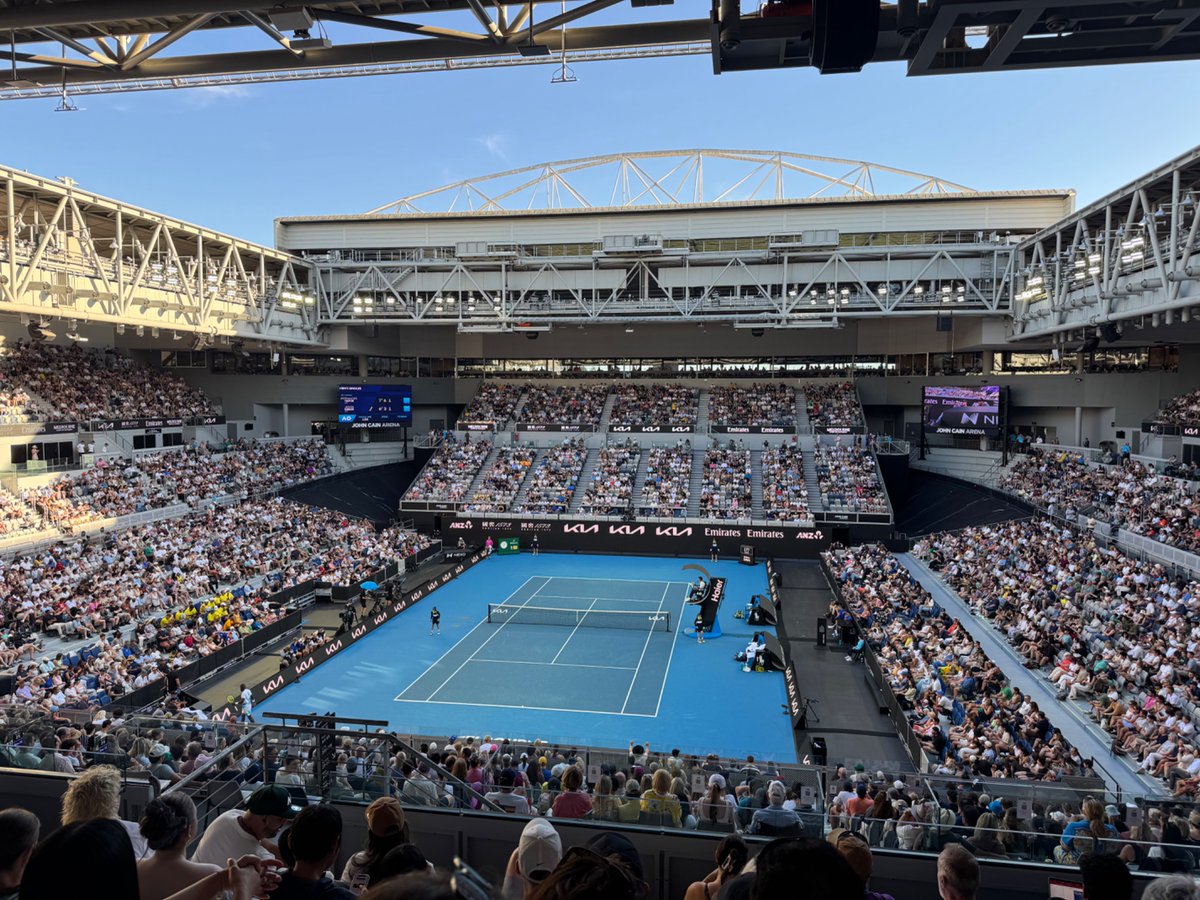 澳网首日，现场看的第三个大满贯赛事了。

相比温网要早起四五点去现场拍六七个小时队排队入场，法网要苦苦蹲守线上刷Resale，澳网这么没什么特色的大满贯算是普通人最容易上手、现场参与的了。

一是热门程度确实没那么高，票很容易提前几天甚至当天在线上买到；