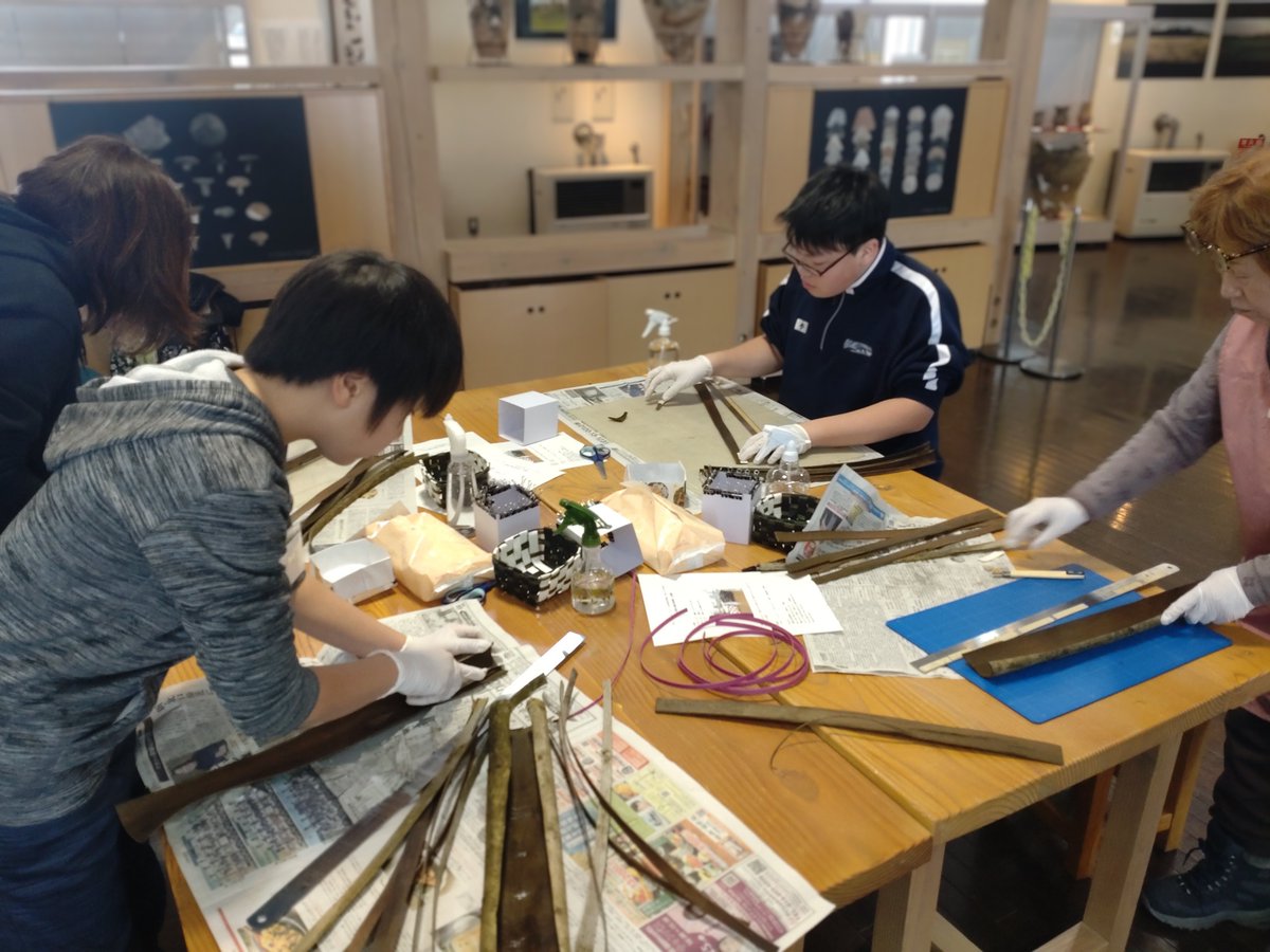 本日、JOMOラボを開催しました。今回はクルミ樹皮の編みかごづくりです。
今年度のJOMOラボは、これですべて終了しました。
来年度もさまざまなメニューをご用意しますので、ぜひご参加ください！
#大湯ストーンサークル館