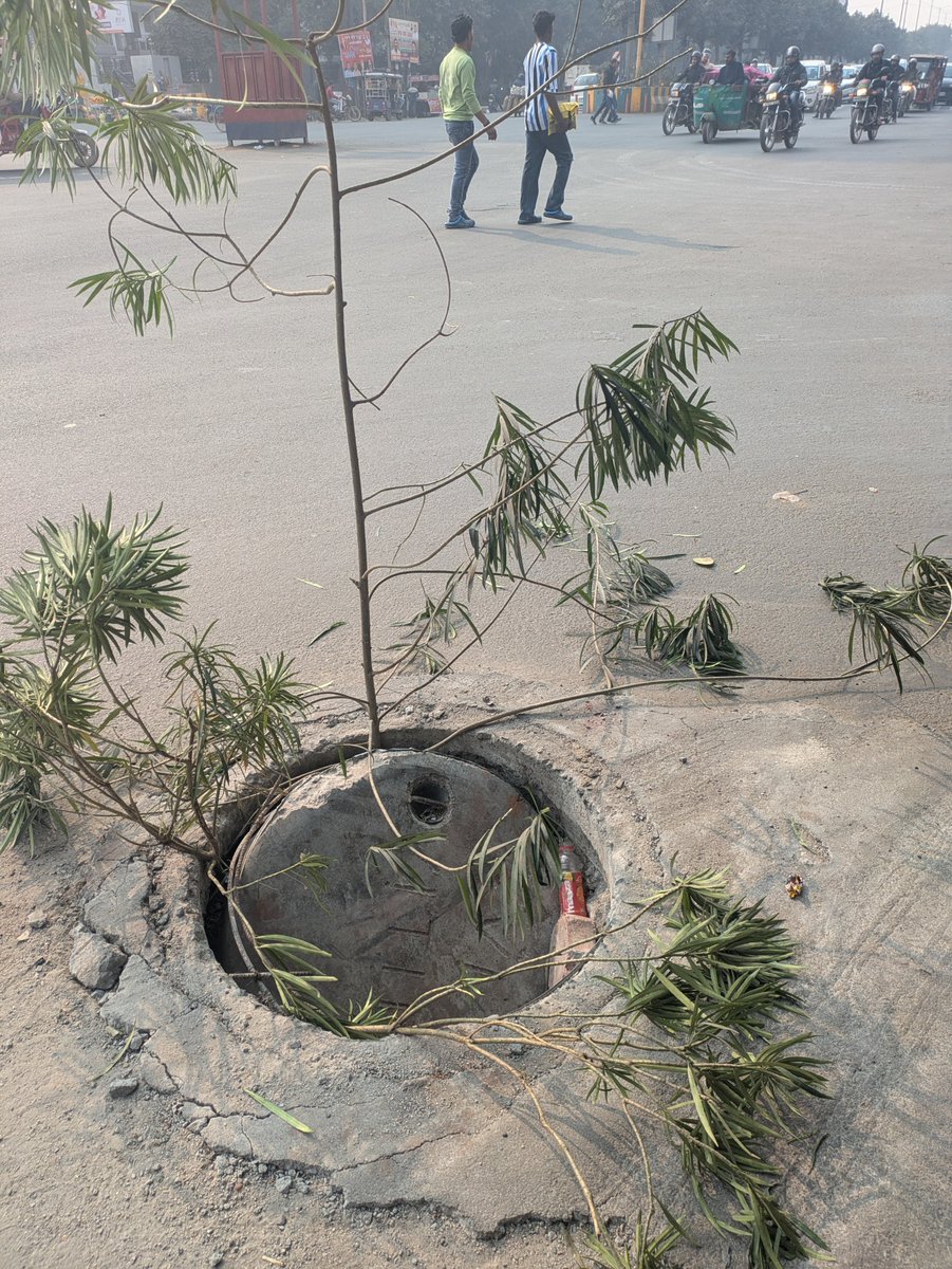 tomervicky's tweet photo. Open manhole at Sec-75 North Eye red light. Serious risk for commuters. Kindly take urgent action.
@noida_authority @Noidatraffic @ceo https://t.co/52t9sCHczm