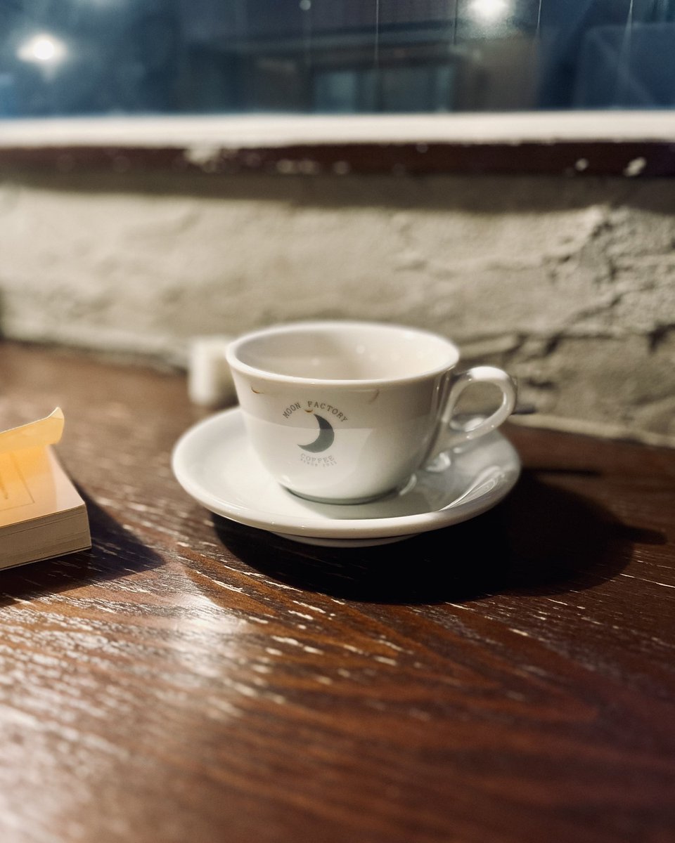 三軒茶屋に“ジャズ喫茶”と呼べる店は少ないけれど。
ジャズが流れ、レコードも回り、コーヒーがしっかり美味しい一軒。
客層は若めで洒落ているけれど、音と空気はちゃんとジャズ。
こういう店も、今の時代のジャズ喫茶なのかもしれません。