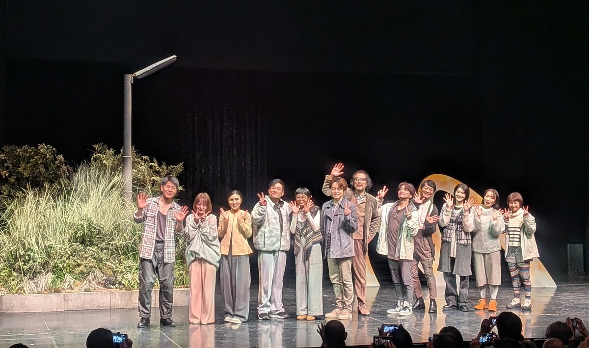 昨日は #賢治島探検記2026 を観て来た。作りはきわめてシンプルで、役者は大学のゼミ生として宮沢賢治の作品を演じるなかで、賢治的なものを見いだしていく。
「演劇ってなんだろう」の答えみたいな作品だと思う。キャラメルにはキャラメルの色があり文学座には文学座ならではの楽しさがあった。