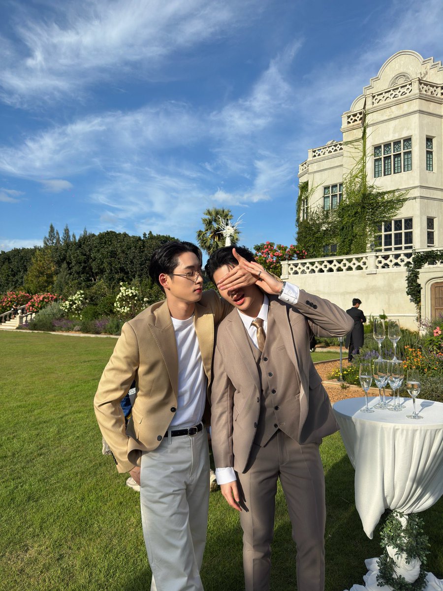 laoong_namm's tweet image. กุเชื่อละ ทีคนในกองเขาแซวกันว่าก่อนวิลเลี่ยมเข้ากอง ชีเอสโดดเดี่ยวเดียวดาย เหงาๆ พอวิลเลี่ยมมาก็ตัวติดกันเป็นปาท่องโก๋ กุเชื่อละ 5555555555 นี่แค่เสี้ยวนึงของรูปในกองด้วยซ้ำ ลงเยอะเดี๋ยวดาราเขิน 555

 #MeAndTheSeriesFinalEP 
#WilliamEst