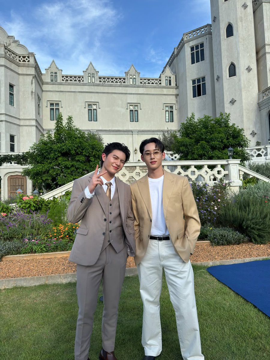 laoong_namm's tweet image. กุเชื่อละ ทีคนในกองเขาแซวกันว่าก่อนวิลเลี่ยมเข้ากอง ชีเอสโดดเดี่ยวเดียวดาย เหงาๆ พอวิลเลี่ยมมาก็ตัวติดกันเป็นปาท่องโก๋ กุเชื่อละ 5555555555 นี่แค่เสี้ยวนึงของรูปในกองด้วยซ้ำ ลงเยอะเดี๋ยวดาราเขิน 555

 #MeAndTheSeriesFinalEP 
#WilliamEst