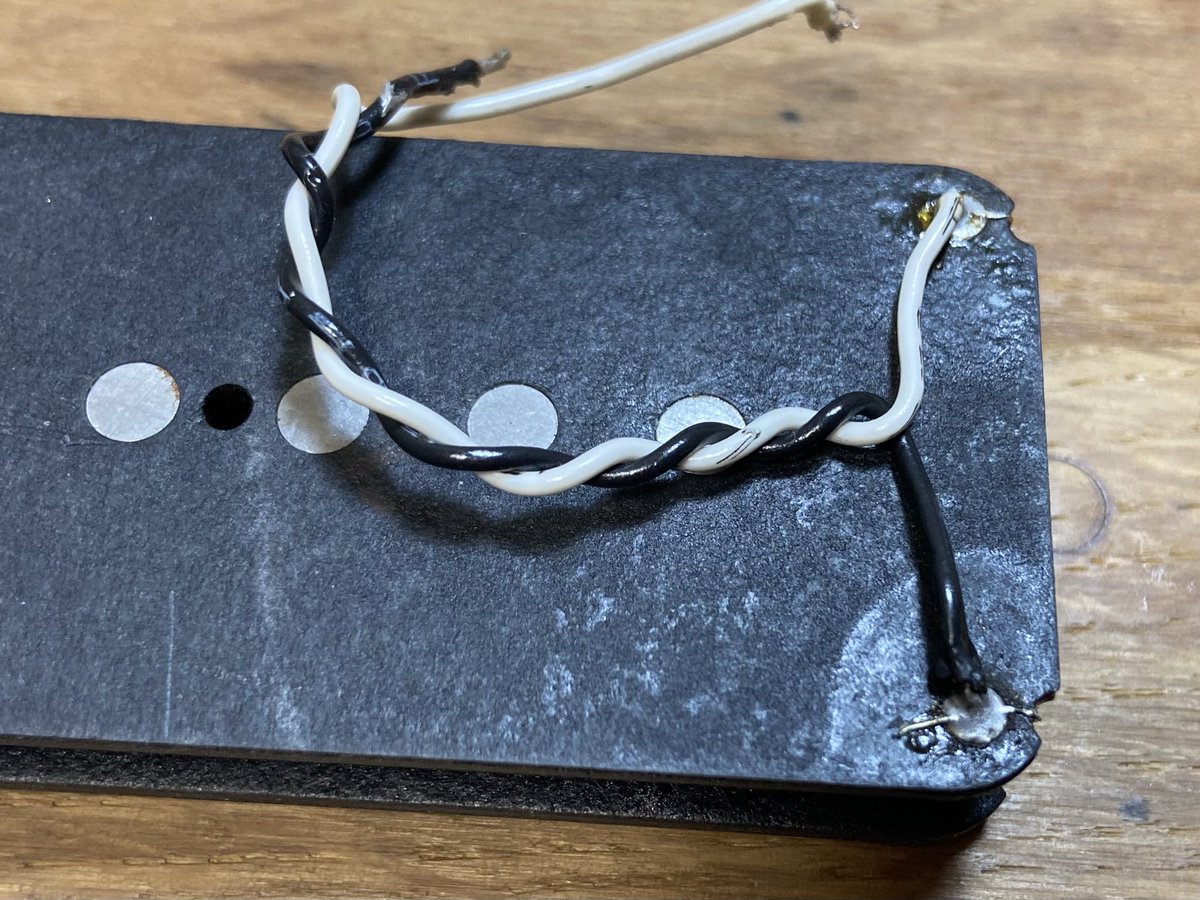 matsunamihr's tweet image. フェンジャパJMのピックアップ。ボビンに使っているファイバーが薄いためか、広く薄く巻くのが難しく、背の高い「ストラトスタイル」のコイル形状。
巻き数が少ないため、サウンドは中低域が不足しがちでピーキーになる。
マグネットは上面のみが面取りされている。