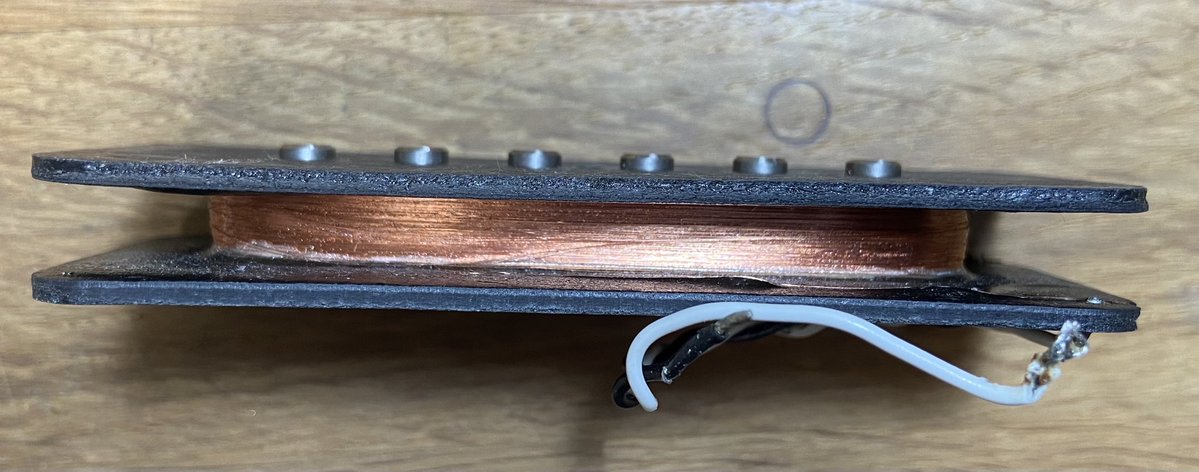 matsunamihr's tweet image. フェンジャパJMのピックアップ。ボビンに使っているファイバーが薄いためか、広く薄く巻くのが難しく、背の高い「ストラトスタイル」のコイル形状。
巻き数が少ないため、サウンドは中低域が不足しがちでピーキーになる。
マグネットは上面のみが面取りされている。