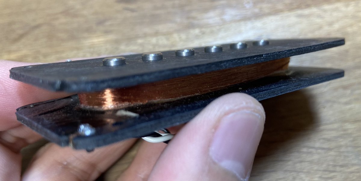 matsunamihr's tweet image. フェンジャパJMのピックアップ。ボビンに使っているファイバーが薄いためか、広く薄く巻くのが難しく、背の高い「ストラトスタイル」のコイル形状。
巻き数が少ないため、サウンドは中低域が不足しがちでピーキーになる。
マグネットは上面のみが面取りされている。