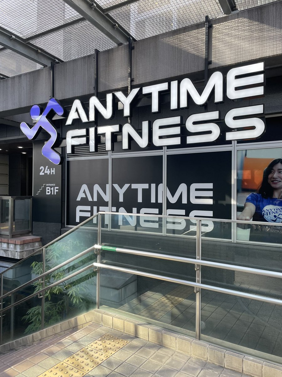 いつも利用していたエニタイムが改修工事に入ったので徒歩30分ほどかけてコチラのエニタイムへ。フリーラックが2つとも空いてたので端っこのラックでベンチプレスととスクワットして、順番ヘンだけどクリーン＆ジャークをちょっとやってみた。良い運動になりました。